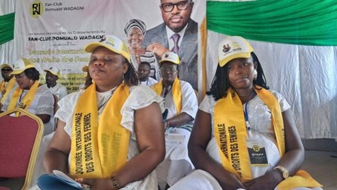 Image supplémentaire pour Les Amazones du fan-club Romuald WADAGNI en démonstration de mobilisation