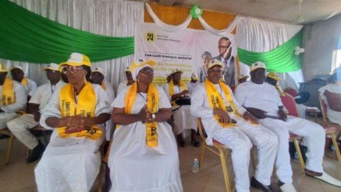 Image supplémentaire pour Les Amazones du fan-club Romuald WADAGNI en démonstration de mobilisation