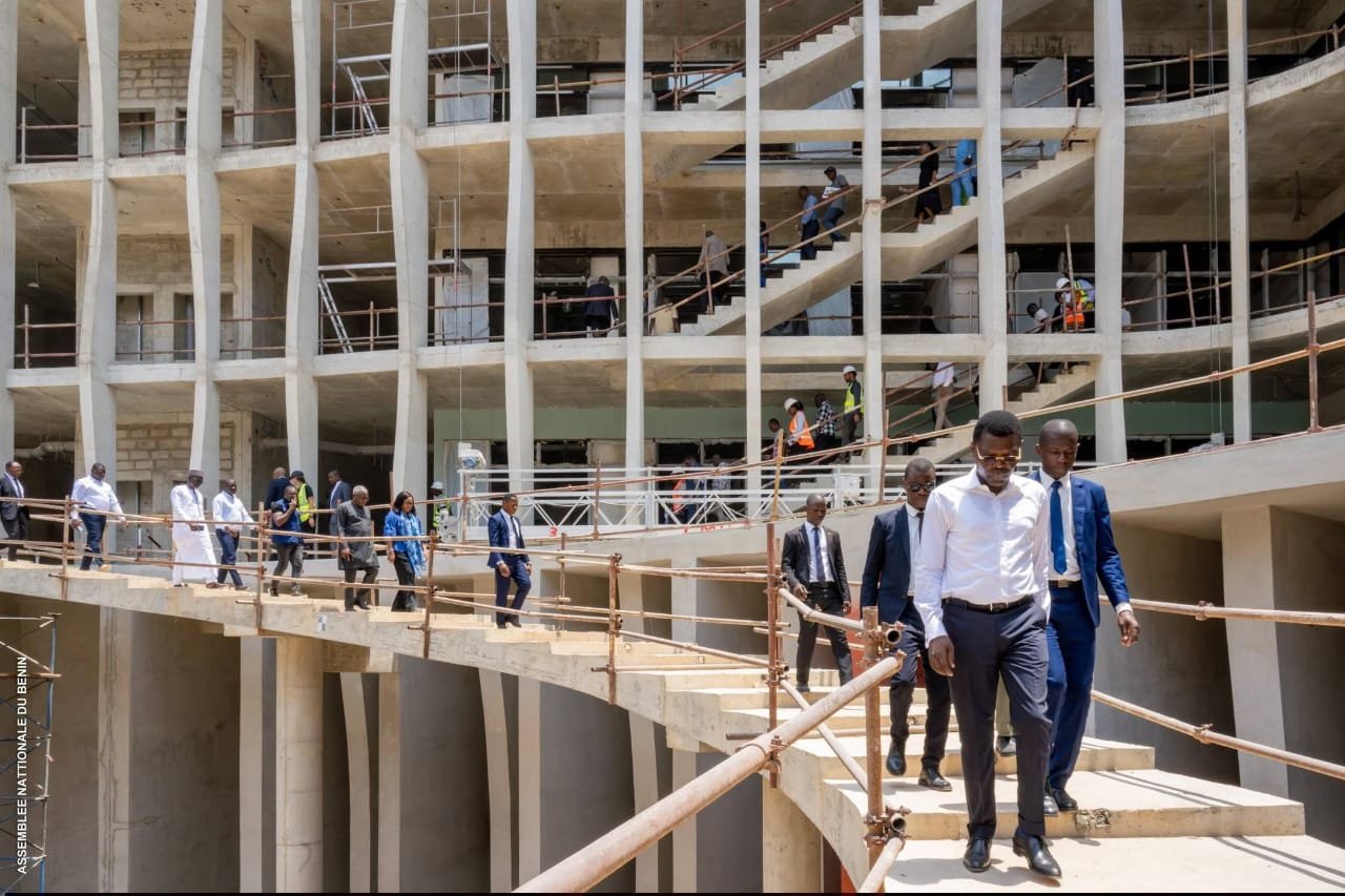 Image supplémentaire pour Djogbénou inspecte le futur siège du Parlement