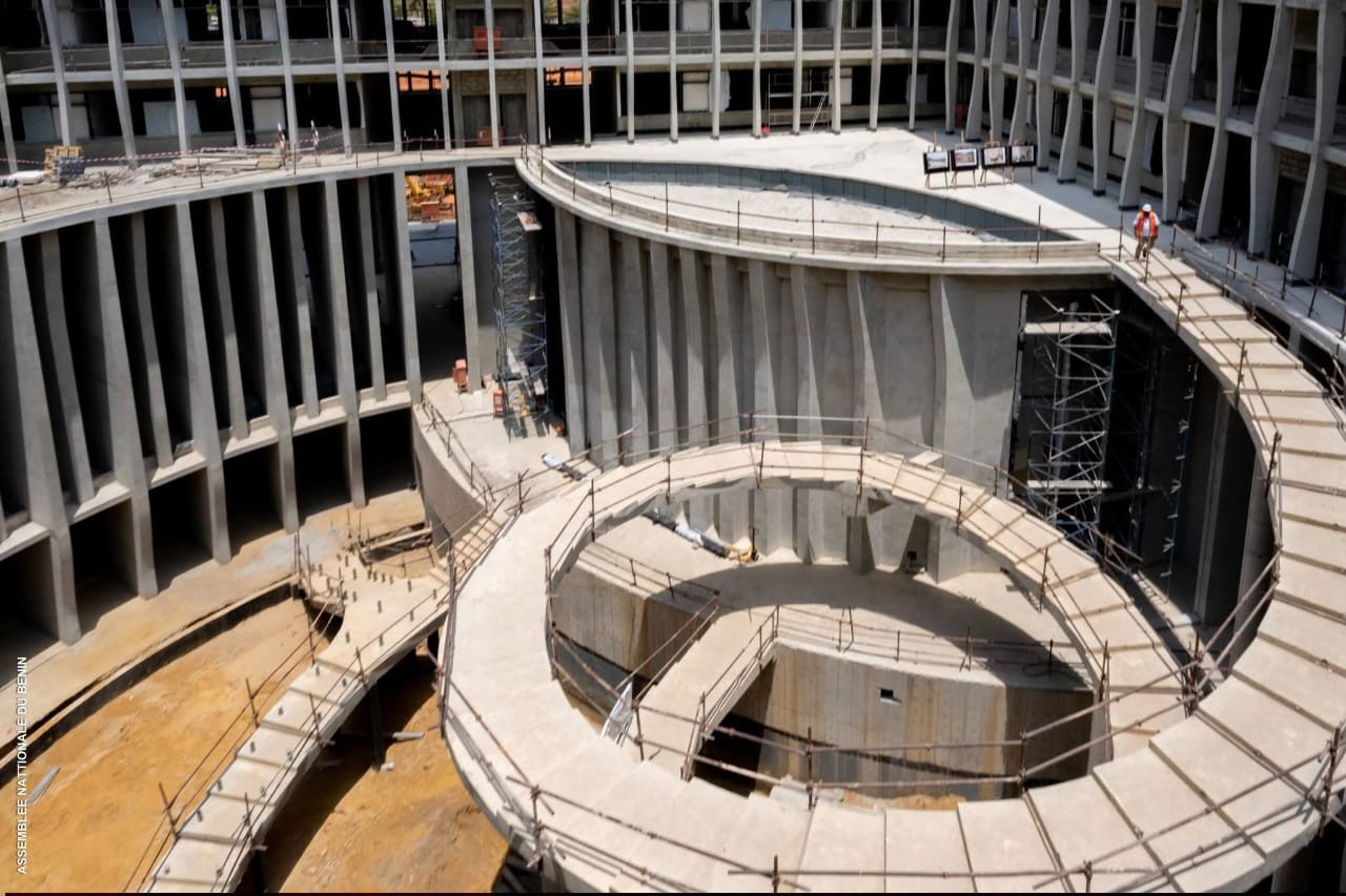 Image supplémentaire pour Djogbénou inspecte le futur siège du Parlement