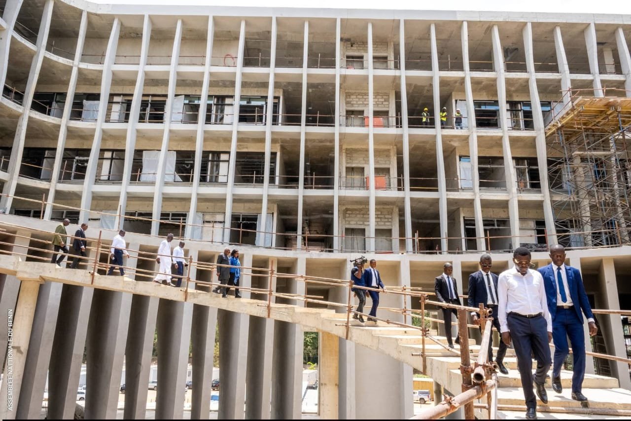 Image supplémentaire pour Djogbénou inspecte le futur siège du Parlement