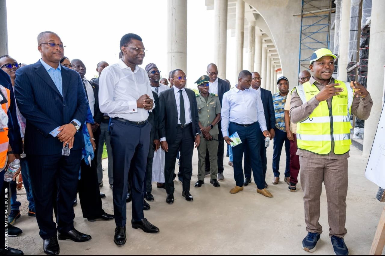 Image supplémentaire pour Djogbénou inspecte le futur siège du Parlement