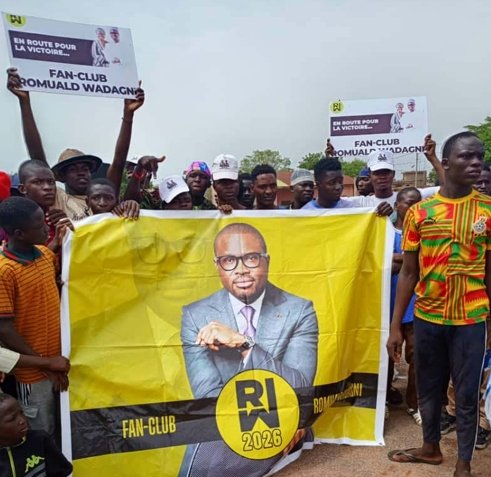 Le fan-club Romuald WADAGNI en démonstration de force sur le terrain