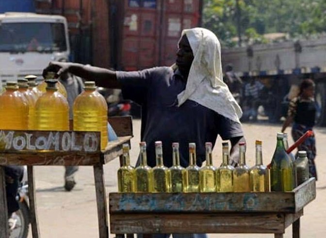 À Cotonou, le kpayo persiste malgré l’essor des mini-stations-service