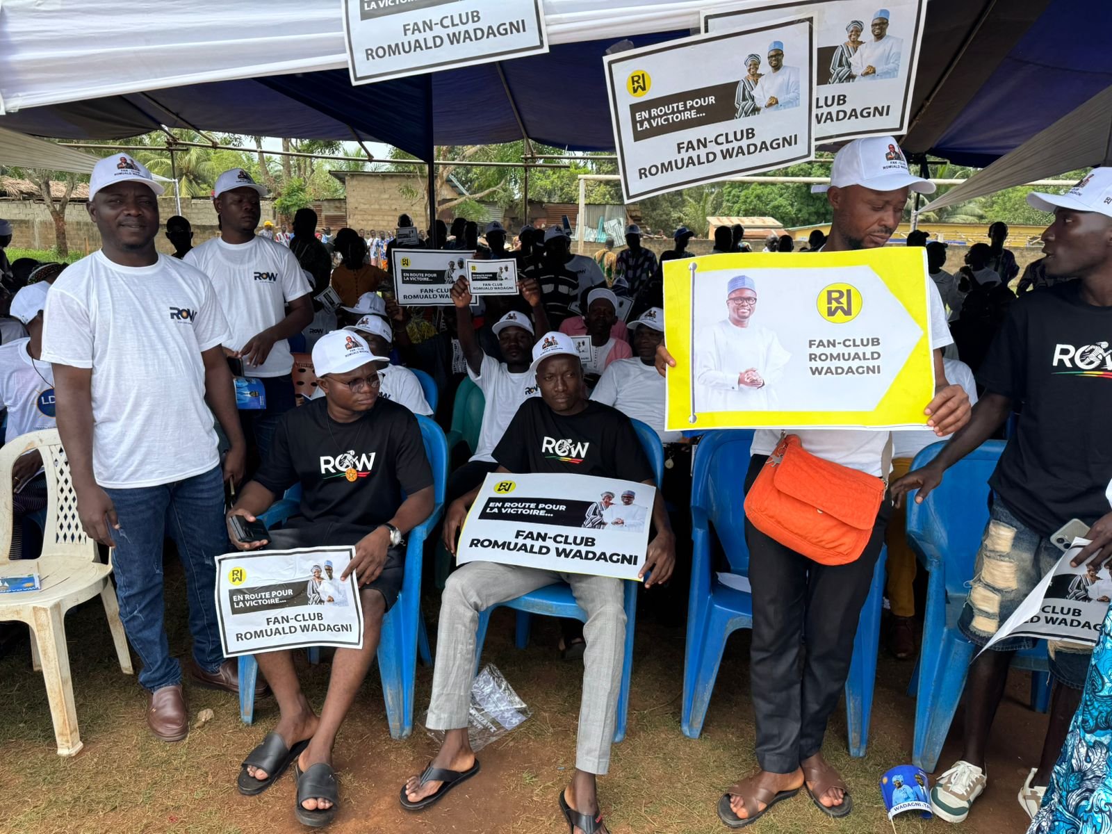 Image supplémentaire pour Les membres du fan-club RoW répondent massivement à l’appel pour accueillir leur idole