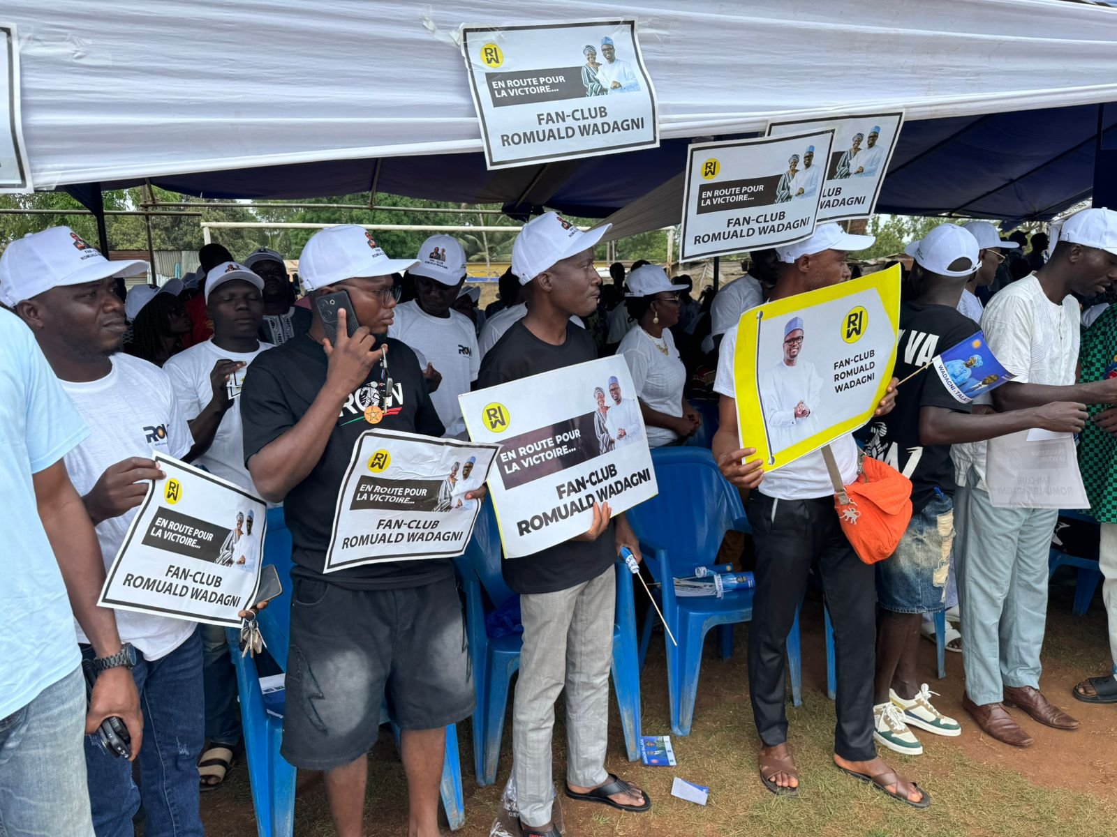 Image supplémentaire pour Les membres du fan-club RoW répondent massivement à l’appel pour accueillir leur idole