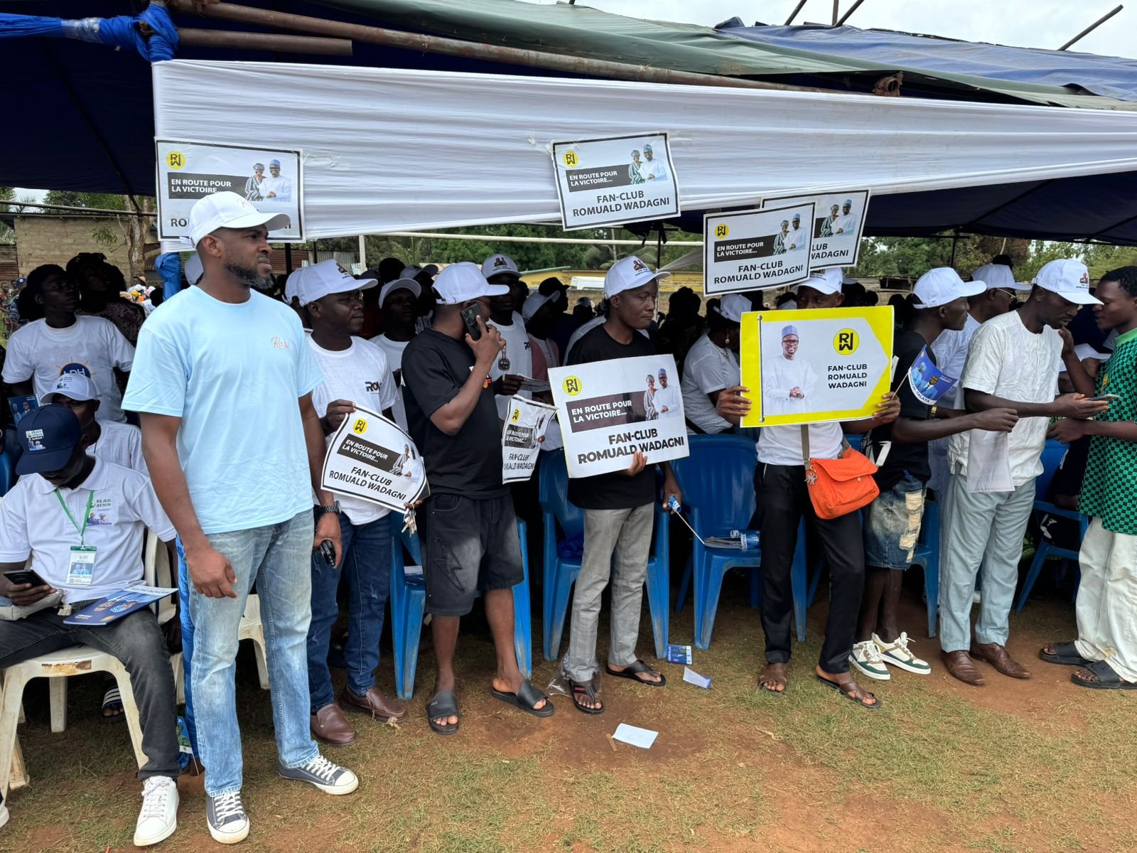 Image supplémentaire pour Les membres du fan-club RoW répondent massivement à l’appel pour accueillir leur idole