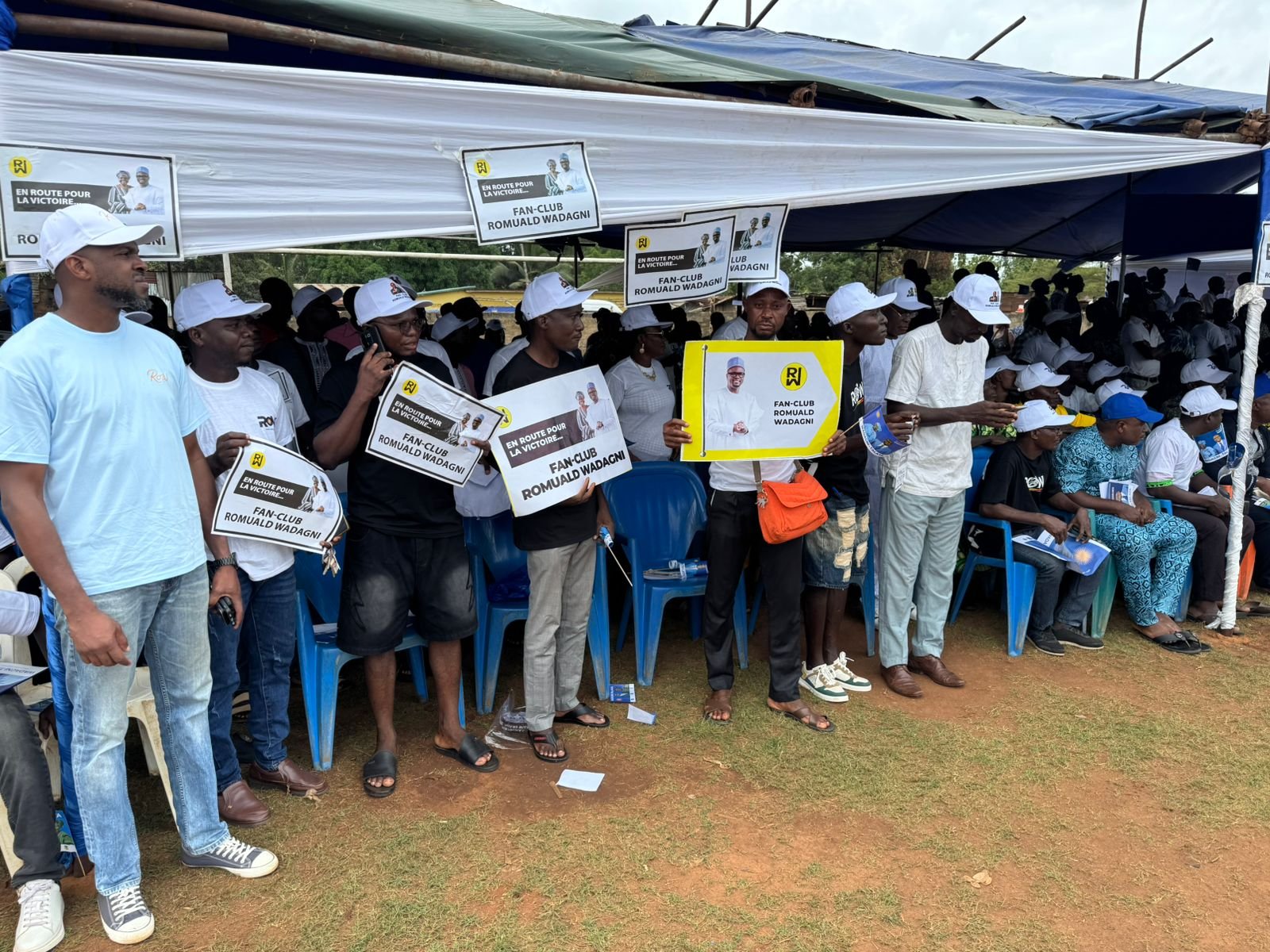 Image supplémentaire pour Les membres du fan-club RoW répondent massivement à l’appel pour accueillir leur idole