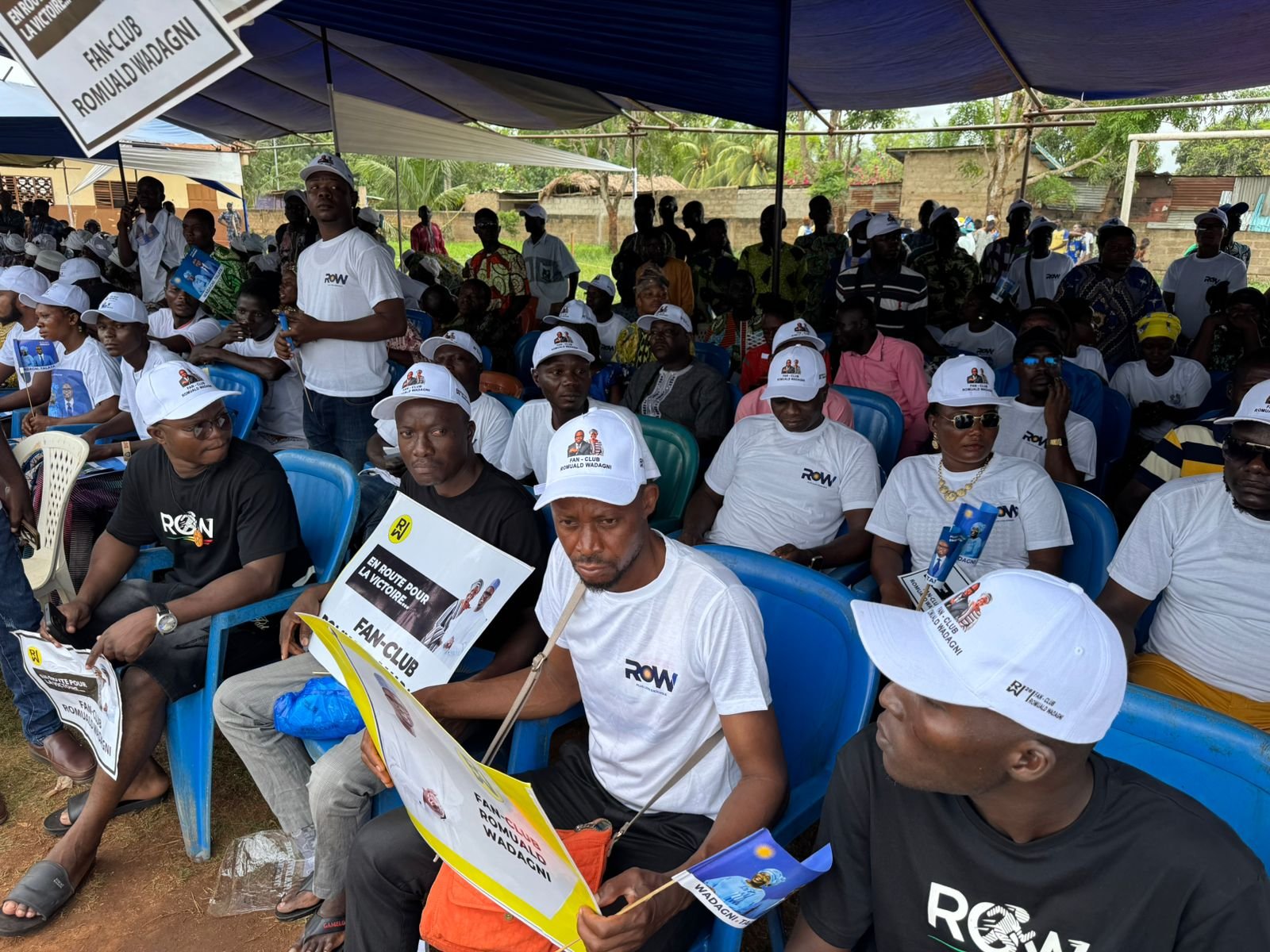 Image supplémentaire pour Les membres du fan-club RoW répondent massivement à l’appel pour accueillir leur idole