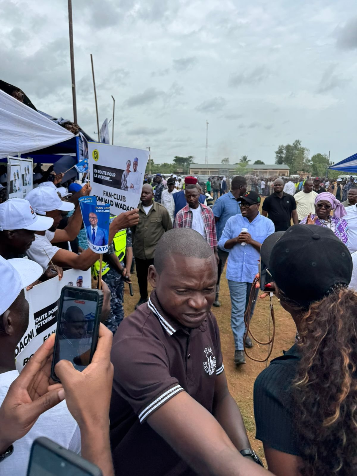 Image supplémentaire pour Les membres du fan-club RoW répondent massivement à l’appel pour accueillir leur idole