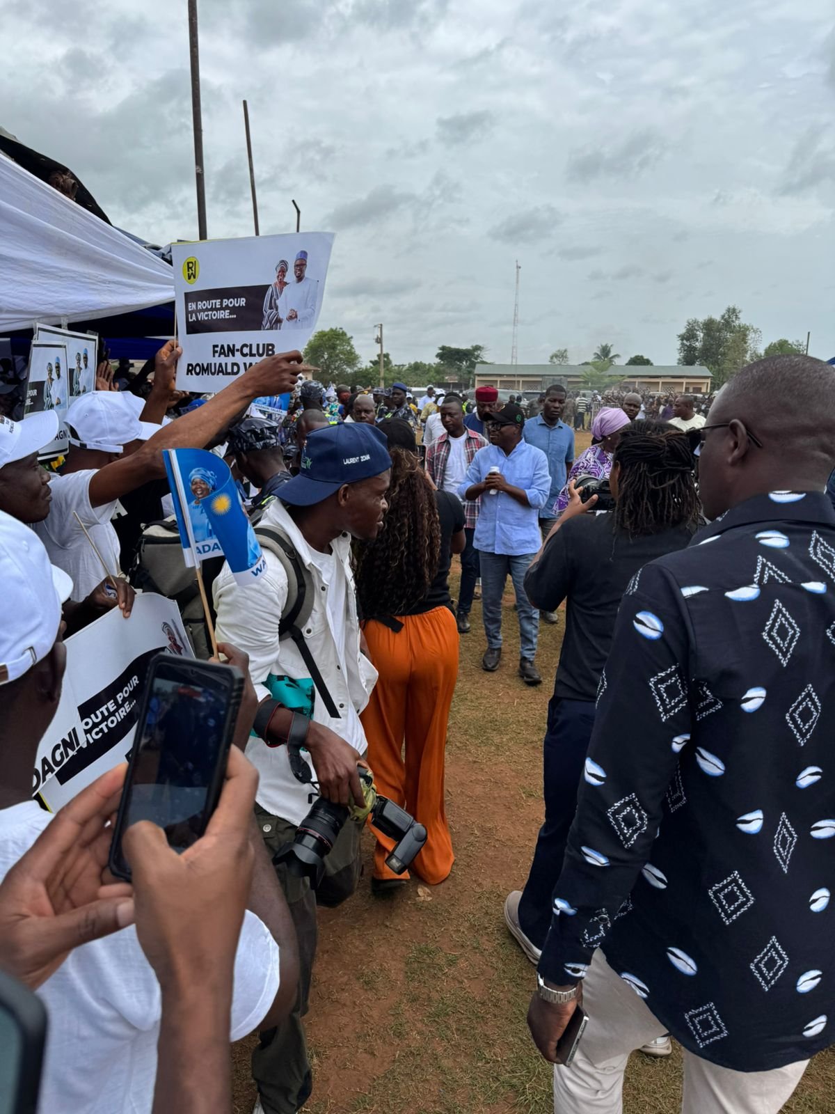 Image supplémentaire pour Les membres du fan-club RoW répondent massivement à l’appel pour accueillir leur idole