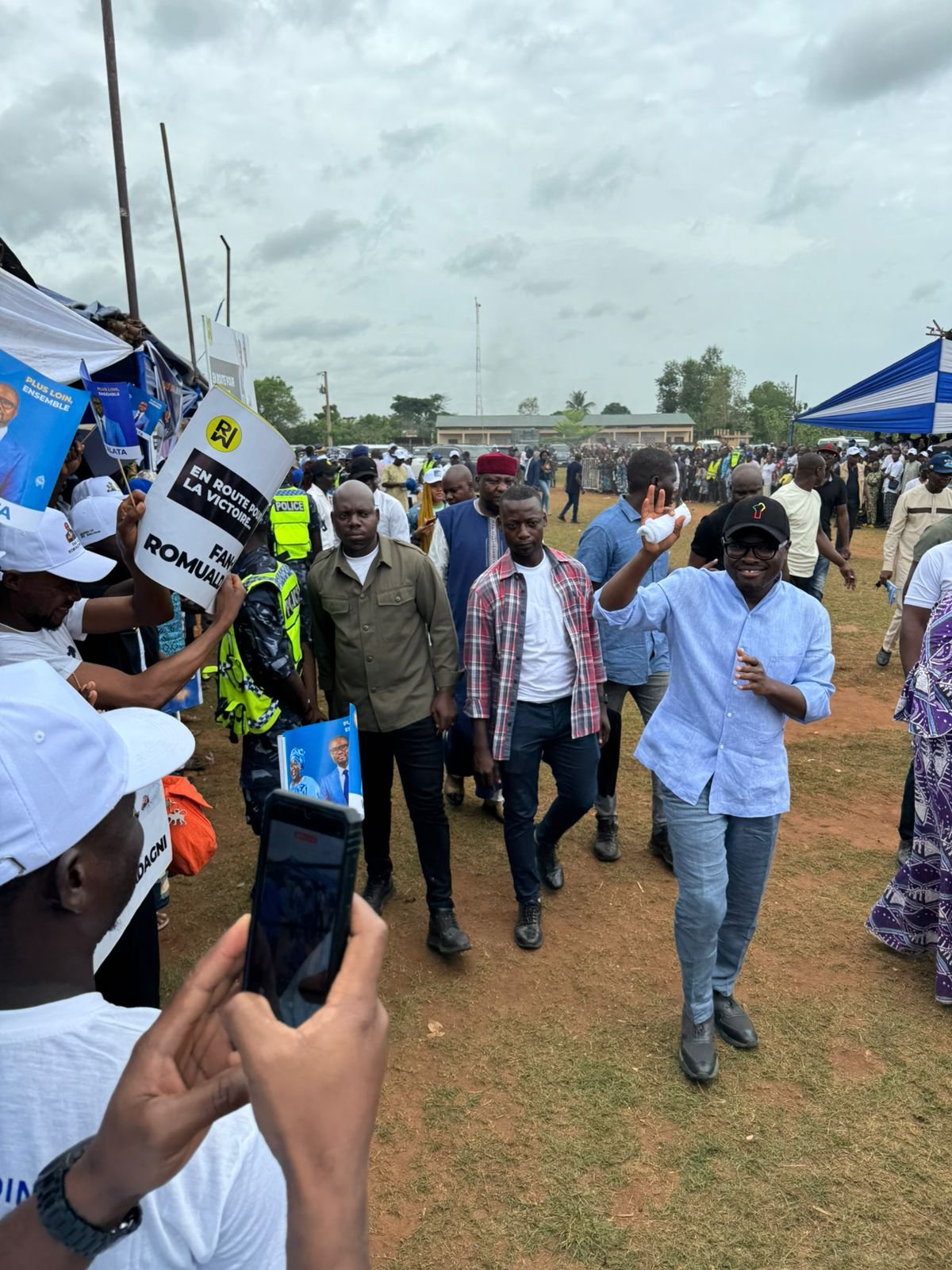 Image supplémentaire pour Les membres du fan-club RoW répondent massivement à l’appel pour accueillir leur idole