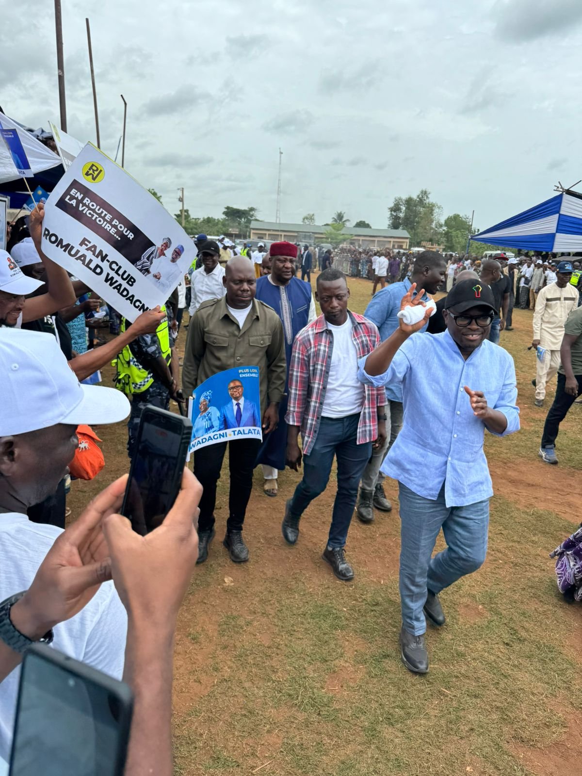 Image supplémentaire pour Les membres du fan-club RoW répondent massivement à l’appel pour accueillir leur idole