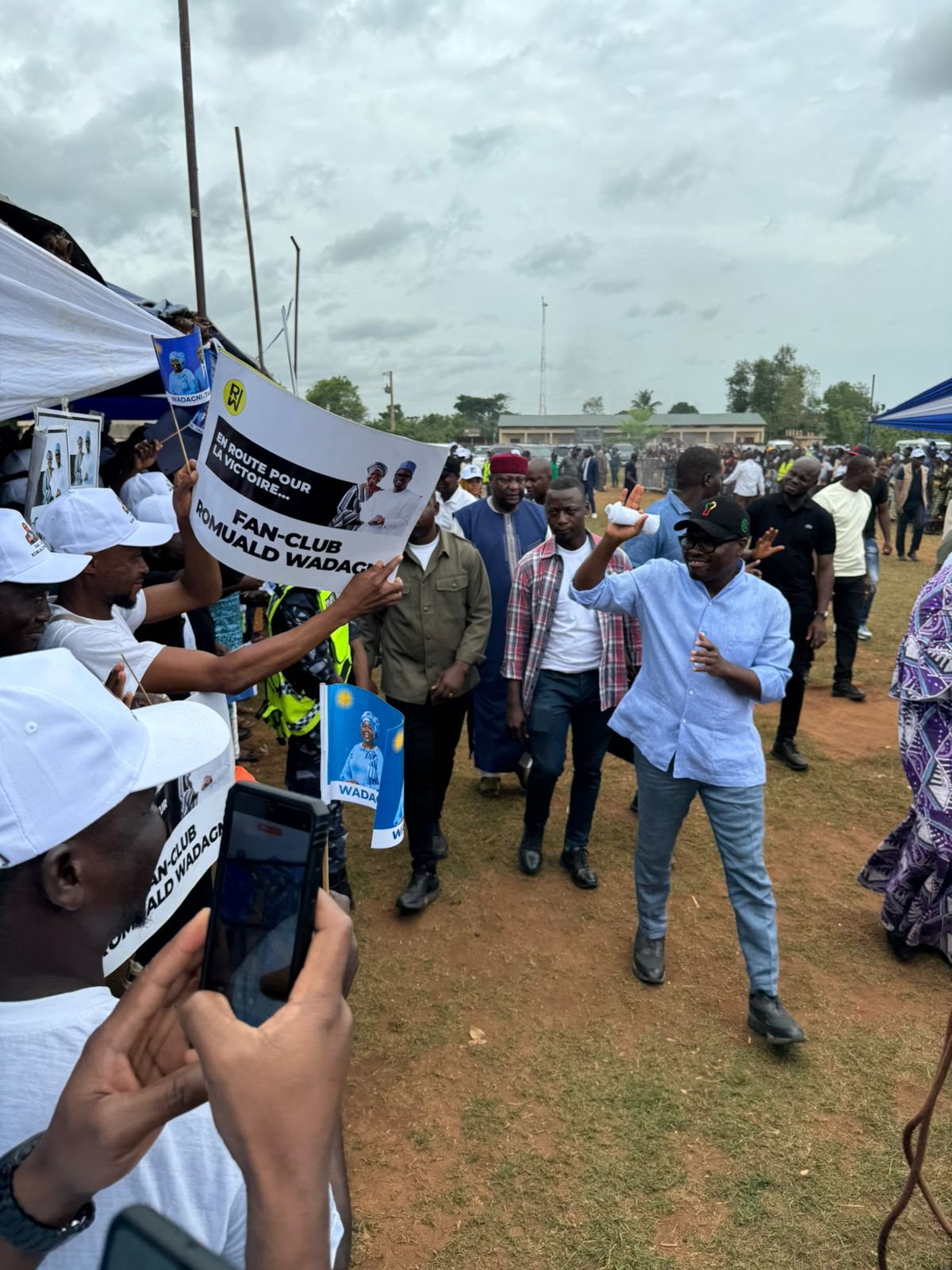 Image supplémentaire pour Les membres du fan-club RoW répondent massivement à l’appel pour accueillir leur idole