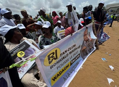 Image supplémentaire pour Le duo Wadagni–Talata accueilli par un fan-club fortement mobilisé