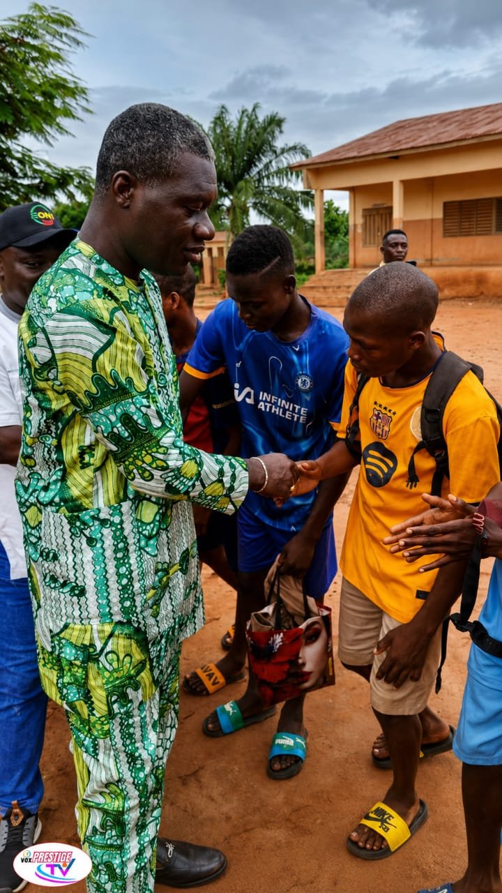 Image supplémentaire pour Nestor NOUTAÏ récompense les collèges champions