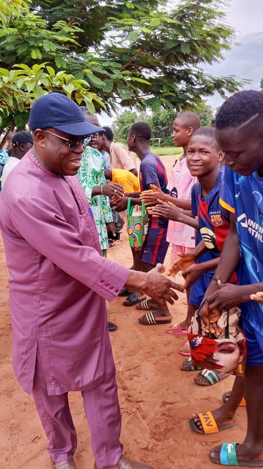 Image supplémentaire pour Nestor NOUTAÏ récompense les collèges champions