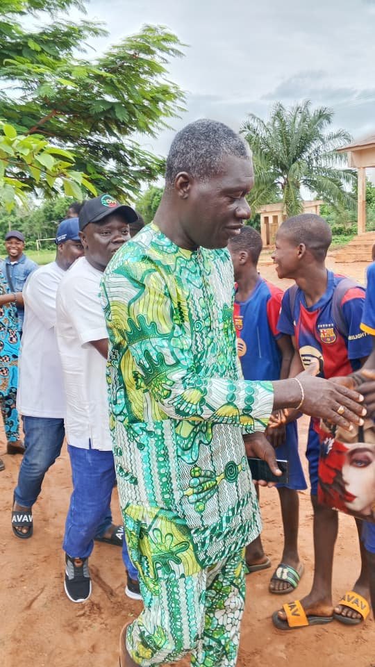 Image supplémentaire pour Nestor NOUTAÏ récompense les collèges champions