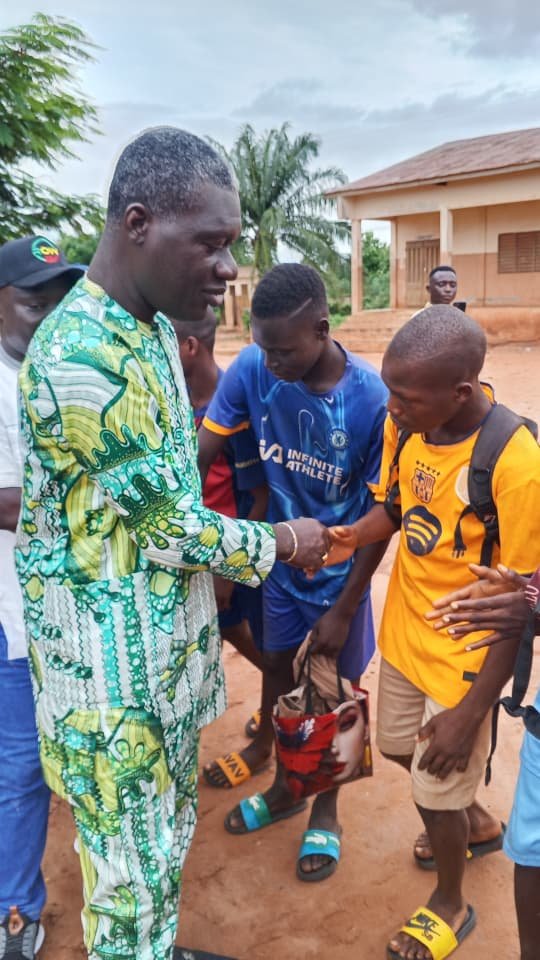 Image supplémentaire pour Nestor NOUTAÏ récompense les collèges champions