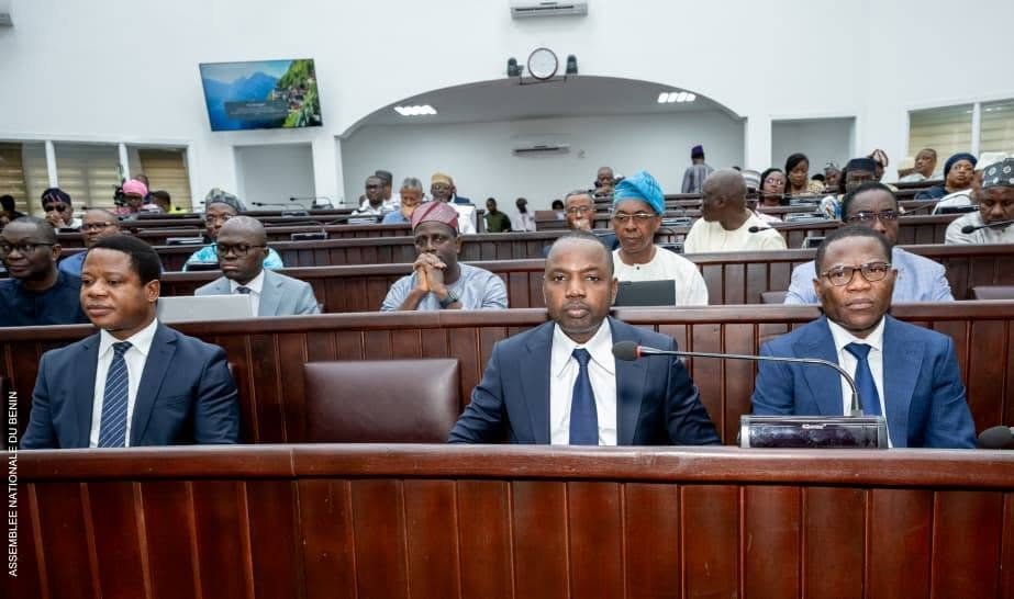 Image supplémentaire pour Joseph Djogbénou fait adopter un budget social de 4 148 milliards FCFA