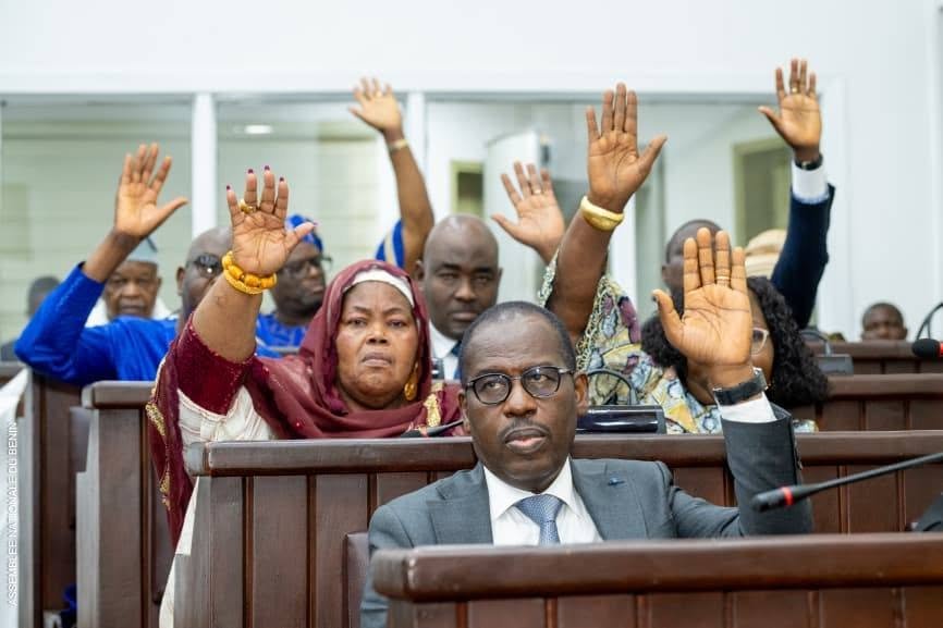 Image supplémentaire pour Joseph Djogbénou fait adopter un budget social de 4 148 milliards FCFA