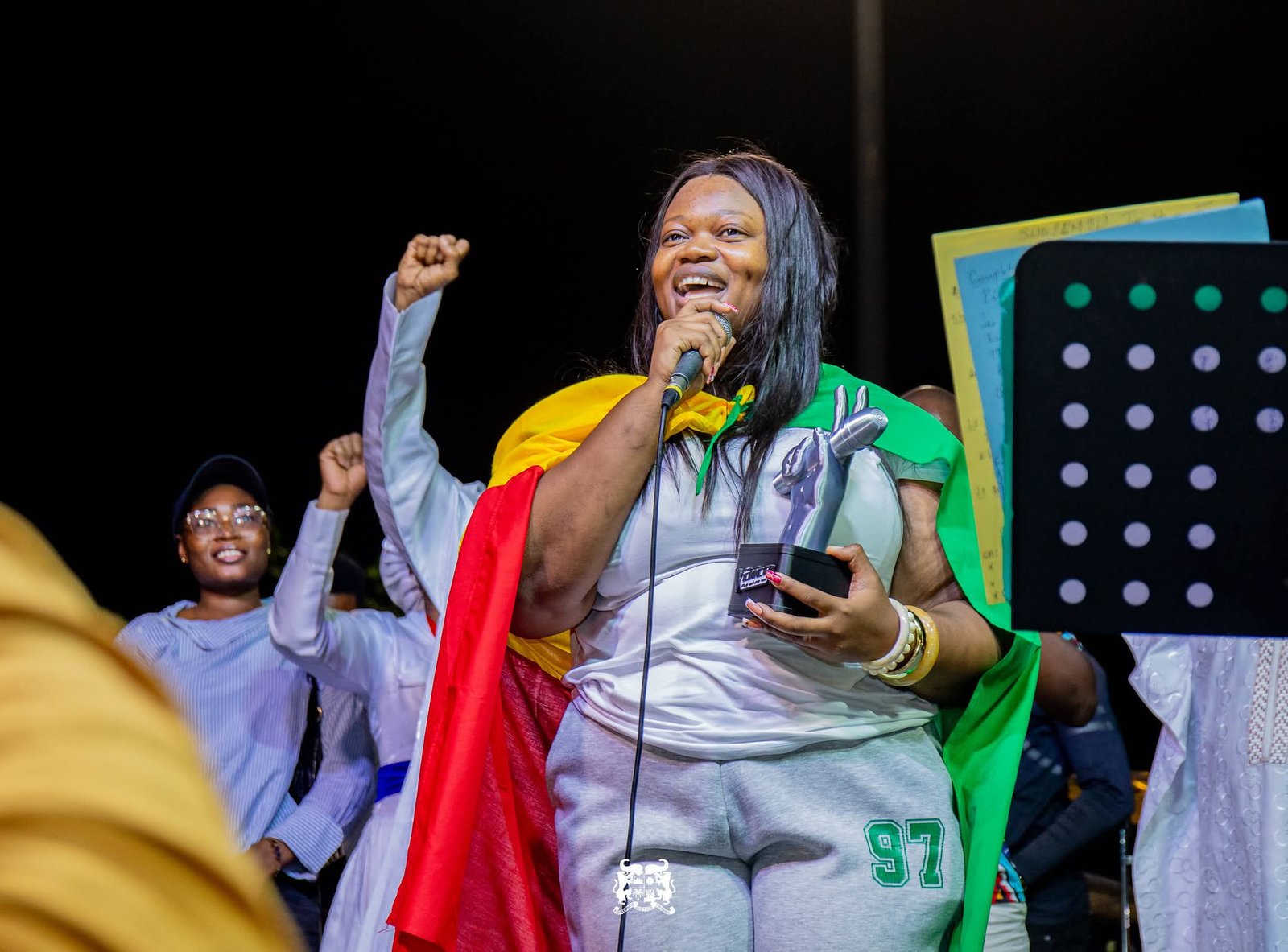 Image supplémentaire pour La jeune artiste béninoise a été chaleureusement accueillie à Cotonou après son sacre