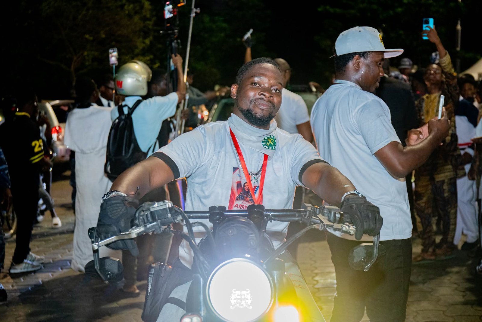 Image supplémentaire pour La jeune artiste béninoise a été chaleureusement accueillie à Cotonou après son sacre
