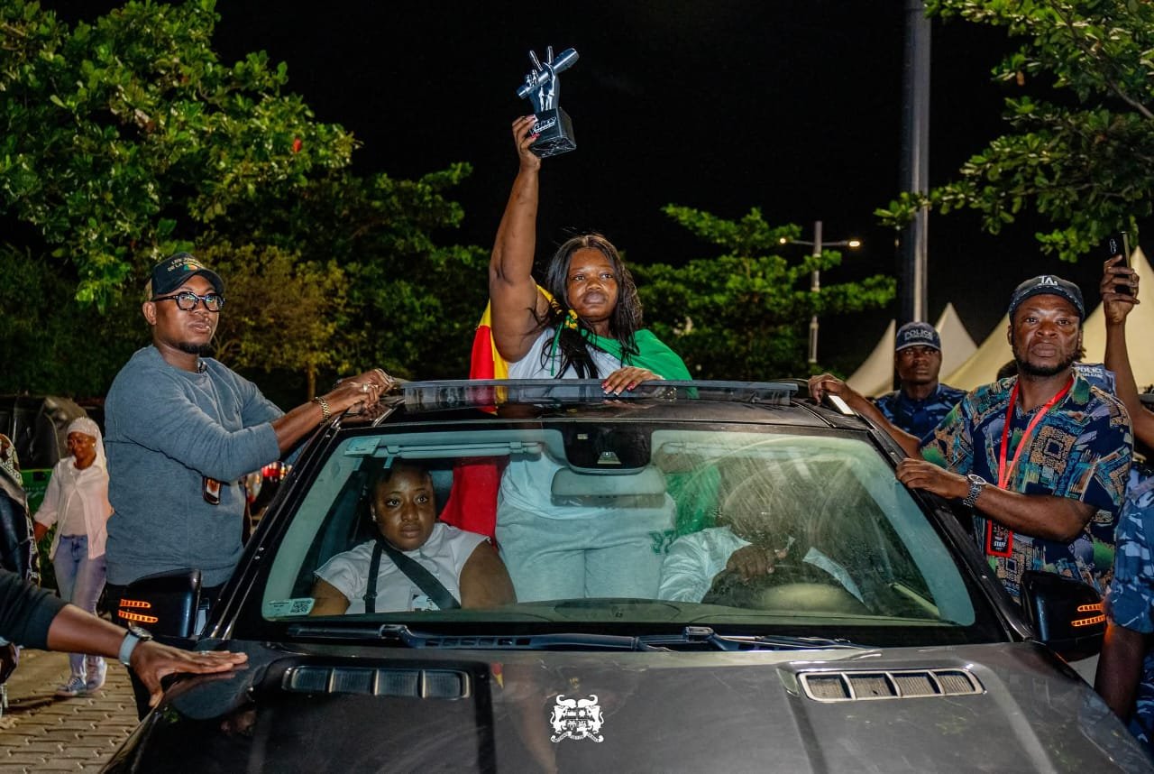 Image supplémentaire pour La jeune artiste béninoise a été chaleureusement accueillie à Cotonou après son sacre