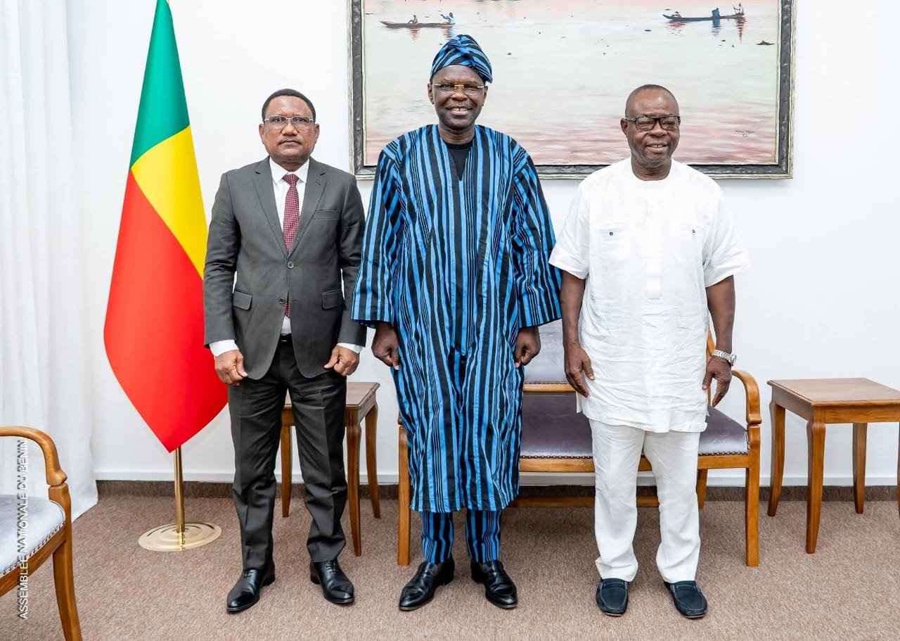 Joseph Djogbénou échange avec Rémi Prosper Moretti