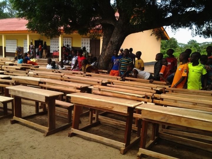 12 000 TABLES-BANCS ET DE NOUVEAUX CHANTIERS DANS LES LYCÉES