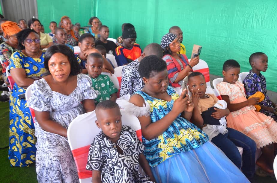 Image supplémentaire pour Plus de 1 000 orphelins reçoivent des kits à Cotonou