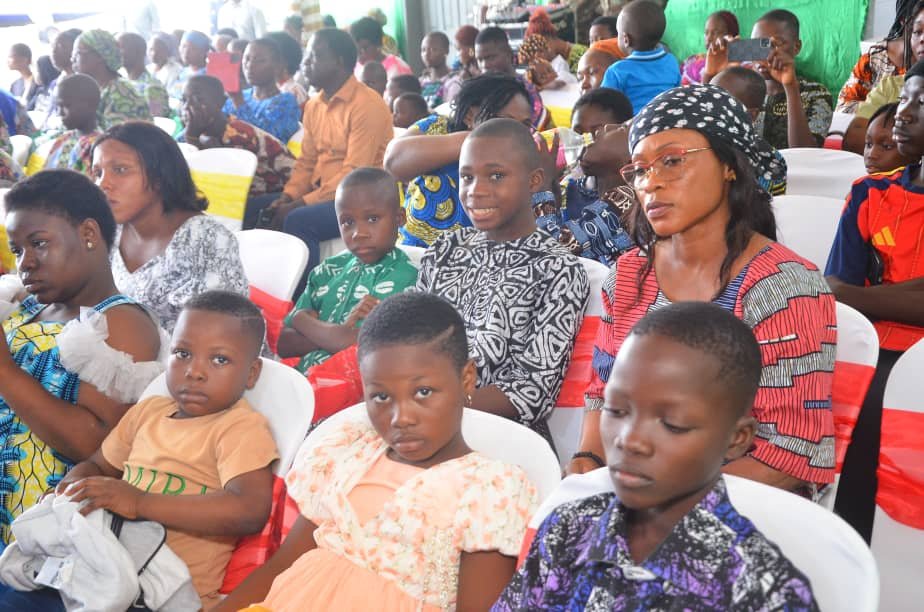 Image supplémentaire pour Plus de 1 000 orphelins reçoivent des kits à Cotonou