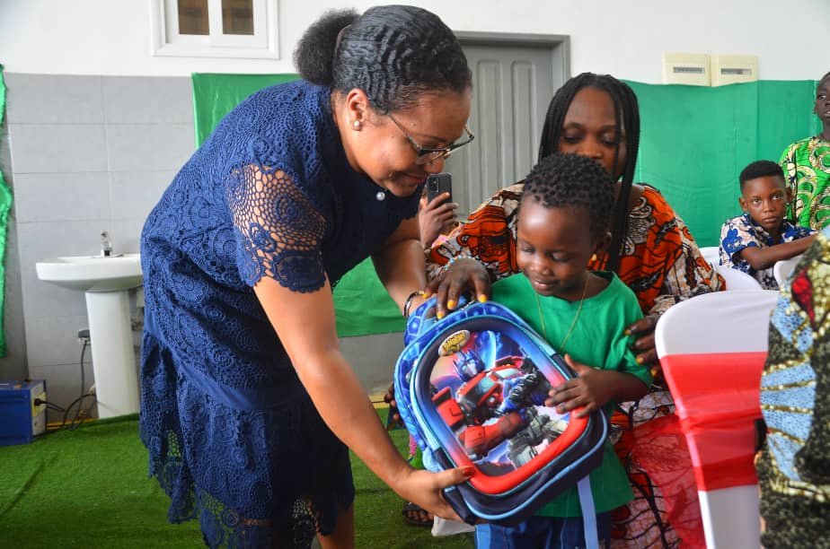 Image supplémentaire pour Plus de 1 000 orphelins reçoivent des kits à Cotonou