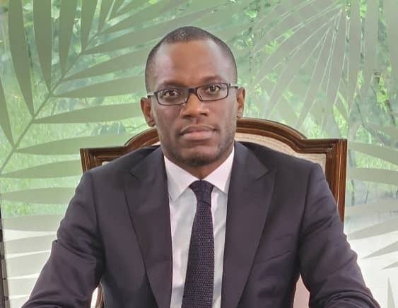 OLUSHEGUN ADJADI BAKARI NOMME SES PREMIERS COLLABORATEURS