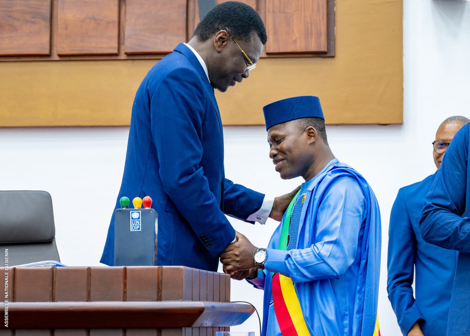 ASSEMBLÉE NATIONALE – REMPLACEMENT DE JEAN-MICHEL ABIMBOLA : JOSEPH DJOGBÉNOU INSTALLE GILLES ZOUNGUÈ EZIN DANS SES FONCTIONS DE DÉPUTÉ