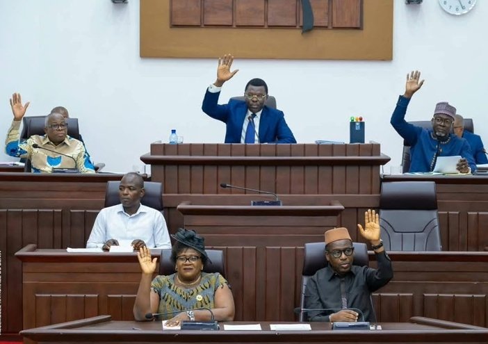 ASSEMBLÉE NATIONALE – 10ᵉ LÉGISLATURE : DJOGBÉNOU FAIT ADOPTER SON DEUXIÈME RAPPORT D’ACTIVITÉ ET UN NOUVEAU CODE DE LA ROUTE