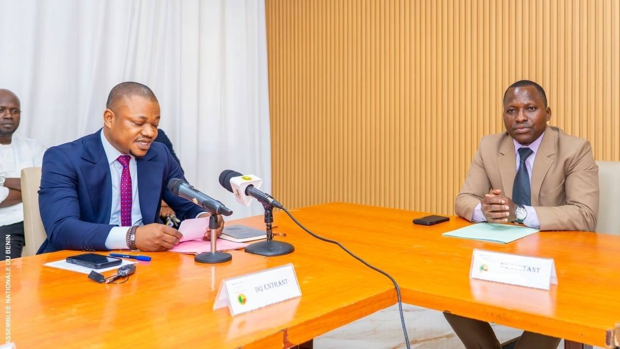 ADMINISTRATION PARLEMENTAIRE – DIRECTION DE LA QUESTURE : GILLES EZIN ZOUNGUÈ PASSE LE TÉMOIN AU DR CÉLESTIN ADANGO