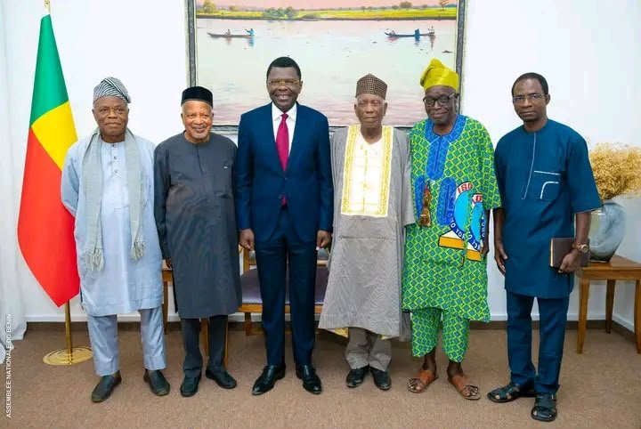 PROMOTION DE LA CULTURE YORUBA : JOSEPH DJOGBÉNOU REÇOIT LES RESPONSABLES D’ISOKAN OMO YORÙBÀ BÉNIN